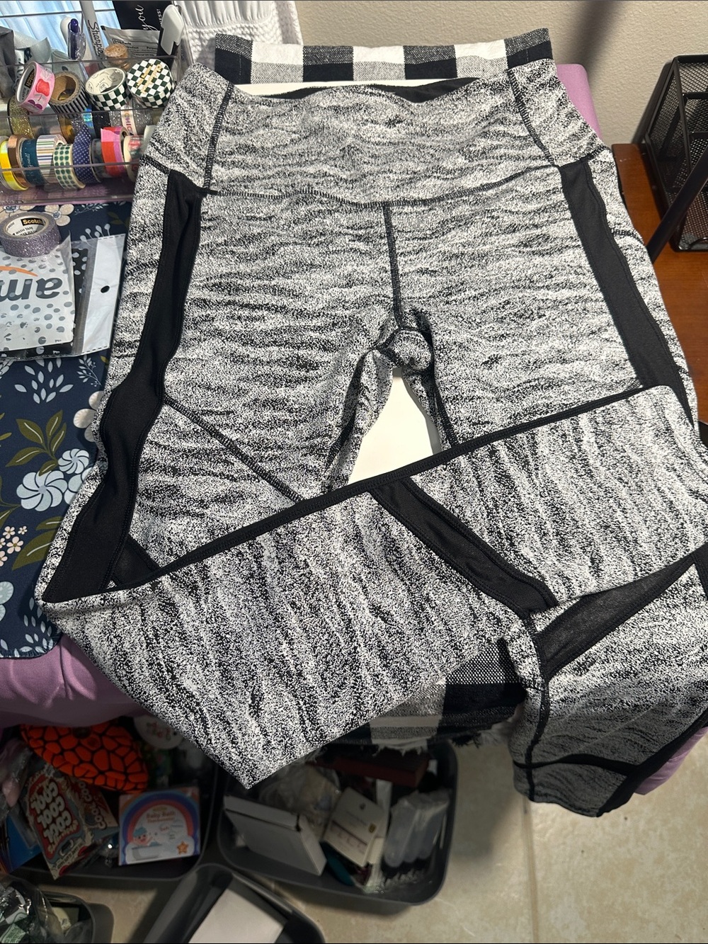 Women's Grey Heather Performance Leggings with Mesh Panels & side pockets Sz M